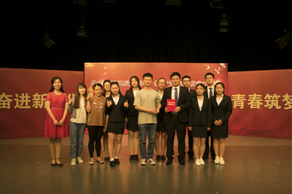 21点游戏在线
研究生在“2018—马克思与我们同行”朗诵比赛中荣获佳绩